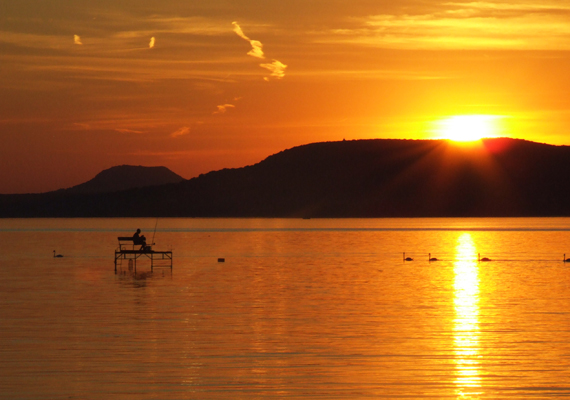 	A magyarok szívének a legkedvesebb talán a balatoni naplemente. Nincs romantikusabb annál, mint a parton andalogni, miközben aranyhíd tükröződik a víz felszínéről.