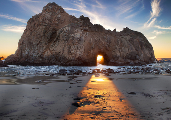 
                        	A kaliforniai Pfeiffer Beach olyan, mintha egy ajtót nyitna meg a túlvilágra, annak köszönhetően, ahogy az itt található szikla boltívén keresztülvilágít a nap.