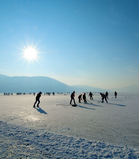  	Jéggolf-bajnokság és jégbúvárkodás  	A Weissensee tökéletes feltételeit kihasználják Ausztria egyetlen Jéggolf-bajnokságának indulói is. Aki szeretné, nem csak a jég feletti, de az az alatti világot is felfedezheti: a jégbúvárkodáskor a kristálytiszta, ivóvíz minőségű tavakban 20 méteres is lehet a látótávolság.