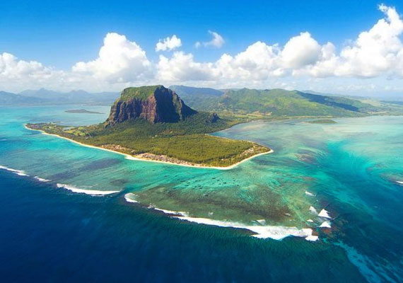 
                        	Mauritius aprócska szigete Madagaszkártól 900 kilométerrel keletre található. Az itt magasodó Morne-hegy tengerszint feletti magassága 556 méter.