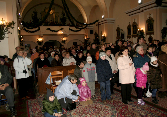 	Látogatók a templomban. A vörsi betlehemet 2013. december 1-je és 2014. február 1-je között lehet megtekinteni, naponta 9 és 17 óra között, ingyenesen.