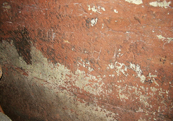 	Jól látszik, hogy az alagutat kikezdte az idő vasfoga, ez a bevésett falfirka az 1960-as évekből származik.