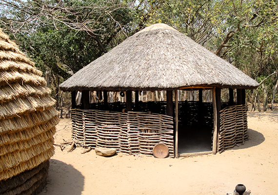 	Jellegzetes zulu épületek. Ha kíváncsi vagy Dumazulura, itt nézhetsz meg még több képet!