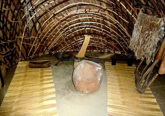 	Zulu kunyhó belseje a Mtonjaneni Zulu Történeti Múzeumban.