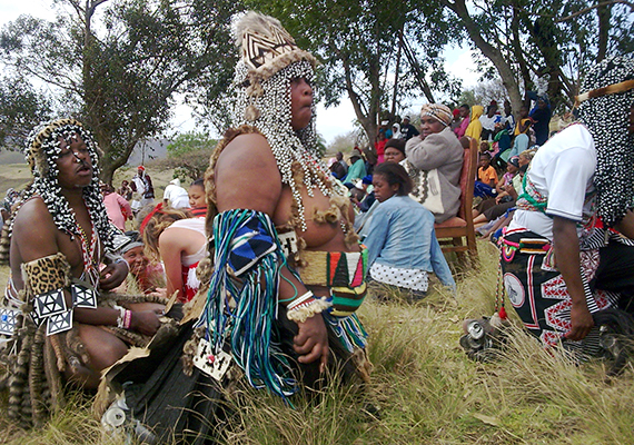 	A különféle zulu rituálék szintén népszerűek a turisták körében: a képen az látható, ahogy a zulu sangomák, vagyis tradicionális gyógyítók köszöntik egymást.