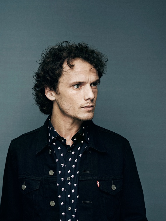 Anton Yelchin a fiatal amerikai színészgeneráció egyik legtehetségesebb tagja volt, akit érzékeny függetlenfilmekben és hollywoodi blockbusterekben egyaránt láthattunk. Az orosz származású színész 27 éves korában bekövetkezett tragikus halálát egy bizarr baleset okozta: 2016. június 19-én saját műszaki hibás terepjárója gázolta halálra.