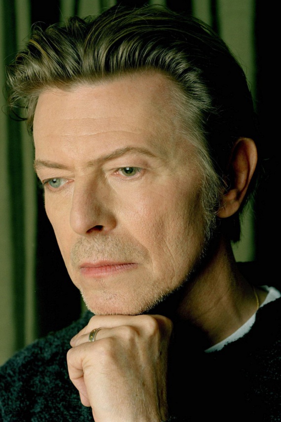 David Bowie a 20. századi könnyűzene kaméleonja volt, aki pályafutása során rengetegszer változtatta meg külsejét és zenéjének stílusát. Leginnovatívabb korszaka a hetvenes évekre esett, de haláláig lendületesen dolgozott. 2016. január 10-én hunyt el 69 éves korában. A hír az egész világot megrázta, hiszen a közvélemény elől eltitkolta, hogy 18 hónappal korábban májrákot diagnosztizáltak nála.
