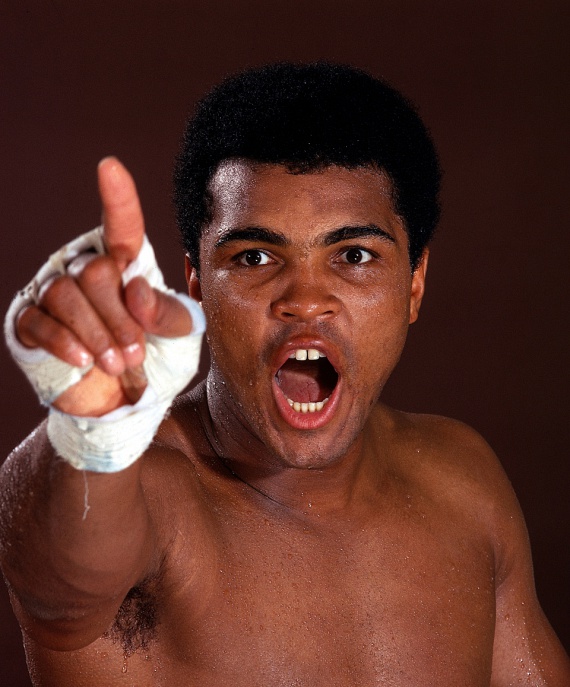 Muhammad Ali a 20. század legnagyobb sportolói közé tartozik, aki bámulatos sportteljesítménye mellett politikai aktivistaként is hatalmas hírnévre tett szert. Minden idők legnagyobb bokszolójánál 1984-ben diagnosztizálták a Parkinson-kórt, élete legnagyobb küzdelmét pedig ezzel a betegséggel vívta. 2016. június 3-án hunyt el szeptikus sokk következtében. 74 éves volt.