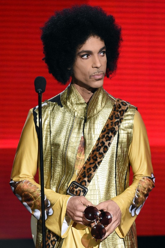 Prince hét Grammy-, egy Golden Globe- és egy Oscar-díjat nyert pályafutása során, lemezeiből pedig több mint százmillió példány kelt el világszerte. Az extravagáns énekes-dalszerző 2016. április 21-én hunyt el véletlen fentanil-túladagolásban minnesotai otthonában - 57 éves volt.