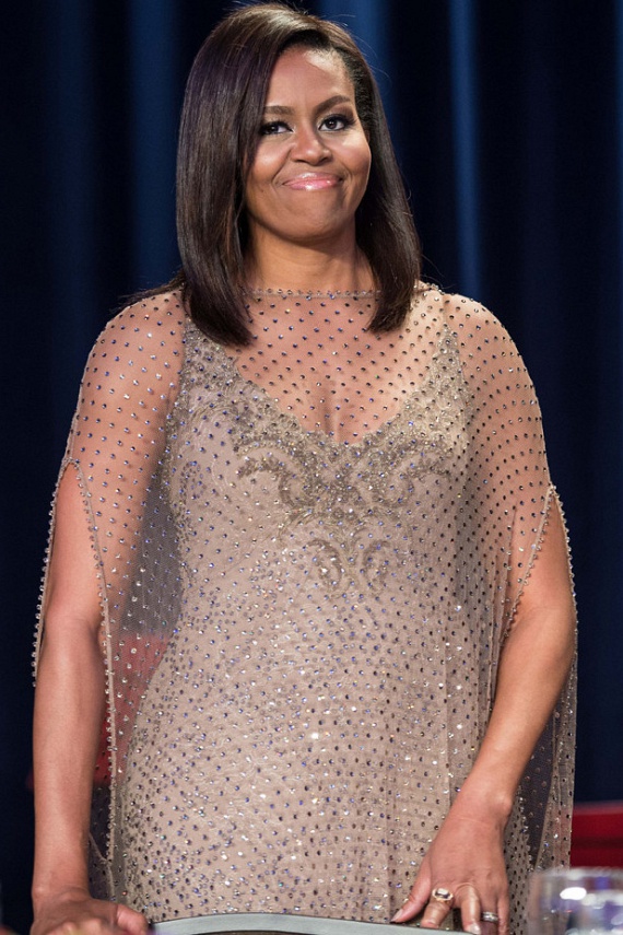 	Michelle Obama általában a visszafogott stílus híve, most azonban erre a merész, bézs estélyire szavazott, amiben még dögös dekoltázsát is megvillantotta.