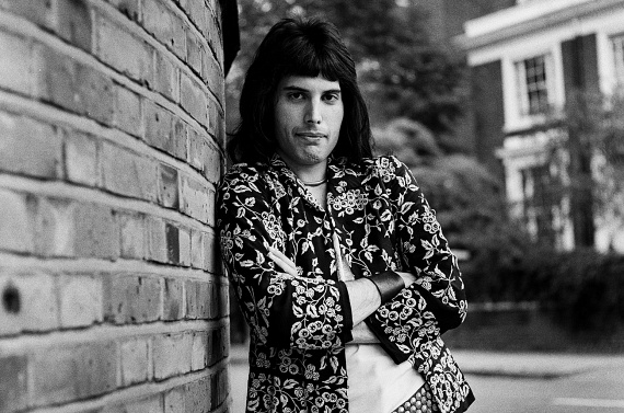 Freddie Mercury eredetileg Farrokh Bulsara néven látta meg a napvilágot Zanzibárban párszi indiai szülők gyermekeként. Gyerekkorát Indiában töltötte. 12 éves korában lépett fel először The Hectics nevű bandájával, amit osztálytársaival alapított és rock & roll számokat dolgoztak fel.