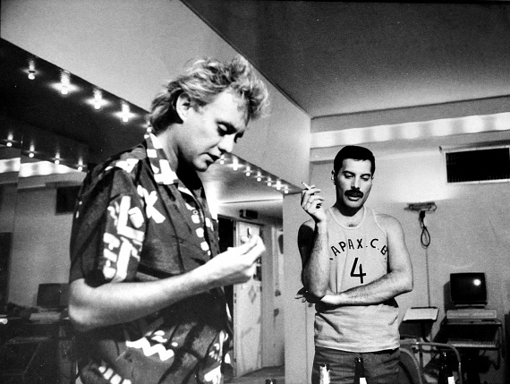 Ez a ritka fotó a nyolcvanas évek közepén készült Roger Taylorról és Freddie Mercury-ról a müncheni Musicland stúdióban. A dalszerzésben is remeklő énekes ekkoriban meglehetősen kicsapongó életet élt - legendás bulikat tartott, és rengeteget vásárolt. A kedvencei a drága japán porcelánok és más műtárgyak voltak.