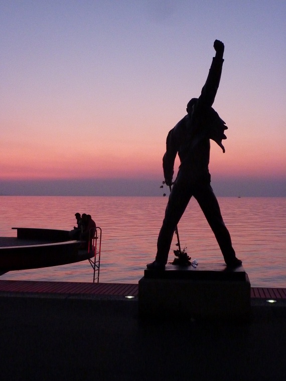 Freddie Mercury halála után négy évvel a Queen egy új stúdióalbummal jelentkezett, amely a Made in Heaven címet kapta. A borítón az énekes szobra látható, amit a svájci Montreaux-ban emeltek a tiszteletére.