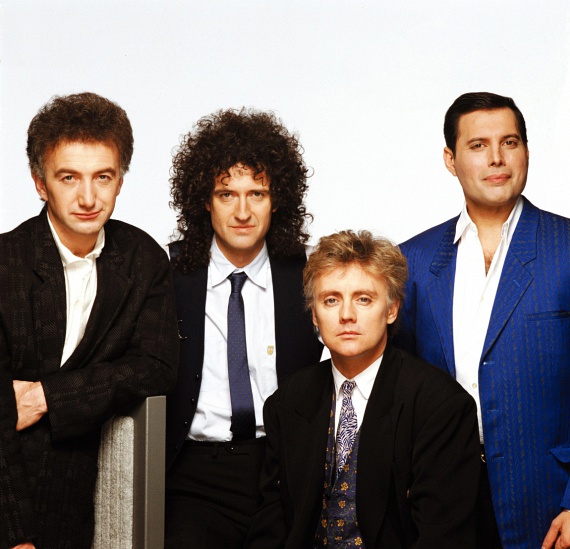 A Queen együttes a nyolcvanas évek végén. Freddie Mercury a közvélemény elől eltitkolta betegségét, de zenésztársai ekkor már tudták, hogy halálos beteg. A turnézásról emiatt lemondtak, de gőzerővel vetették bele magukat a munkába. Freddie Mercury haláláig végül három lemezt adtak ki, az Innuendo című lemezük néhány hónappal a halála előtt került a boltok polcaira 1991-ben.