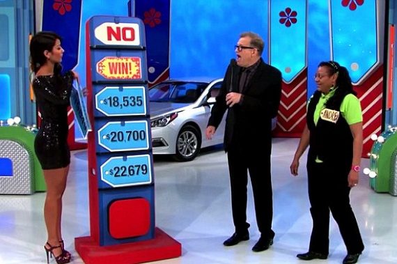 Könnyű dolga volt a Price is Right című műsor egyik játékosának, Andreának, ugyanis az ügyetlen műsorvezető-segéd, Manuela Arbelaez véletlenül a jó választ fedte fel előtte, így a játék szabályainak értelmében kapott egy közel hatmillió forintot érő autót. A csatorna természetesen nem volt olyan boldog, mint a játékos, de megtarthatta a munkáját a bakizó szépség.