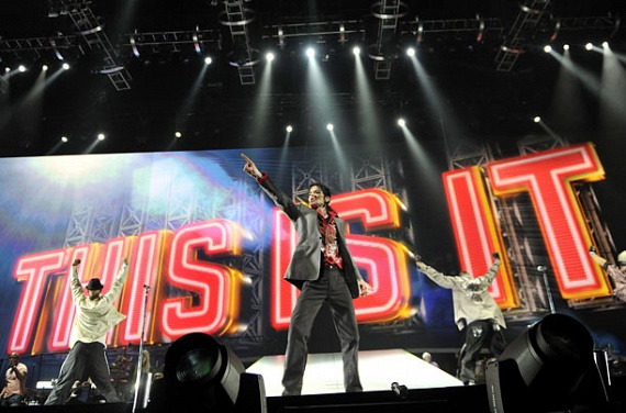 	Michael Jackson halála előtt két nappal Los Angelesben, a Staples Centerben izgatottan készült This Is It című turnéjára. Senki sem gondolta volna, hogy két nappal később már halálhíréről számol be a sajtó. A fotót Kevin Mazur készítette.