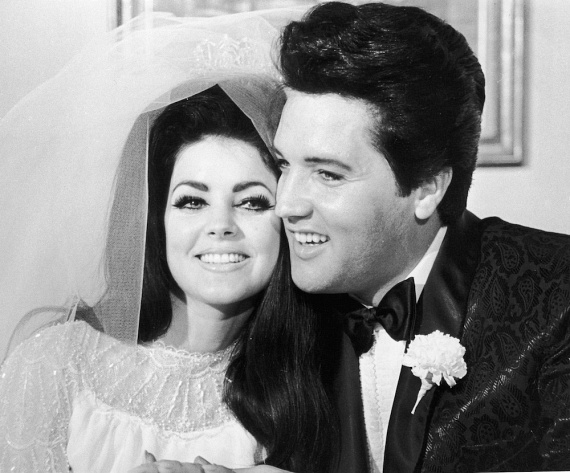 
                        	Elvis Presley nők millióinak szívét törte össze, mikor feleségül vette fiatal és roppant csinos rajongóját, Priscillát. A házasságuk végül nem végződött happy enddel, történetük mégis rengeteg nőnek adtak reményt arra, hogy kedvencük egyszer oltár elé vezetheti őket.